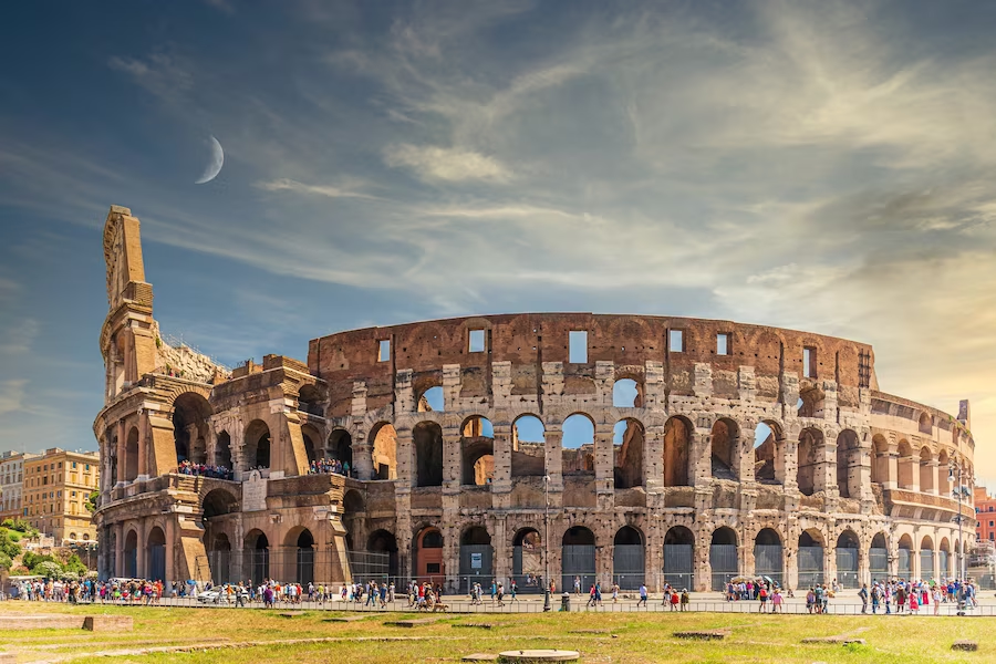 Image of the Colosseum with tourists